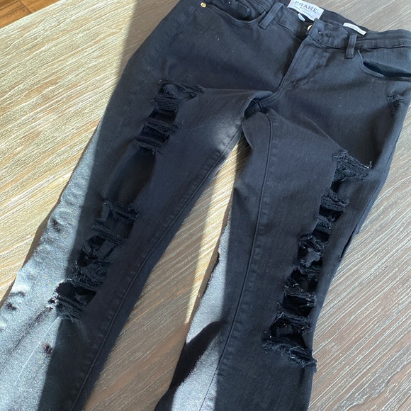 Frame denim Los Angeles in skinny de Jeanne, size 26 black distressed. - Picture 5 of 10